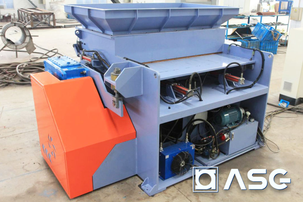 Plastic shredder for elastic plastics and rubbers - back side