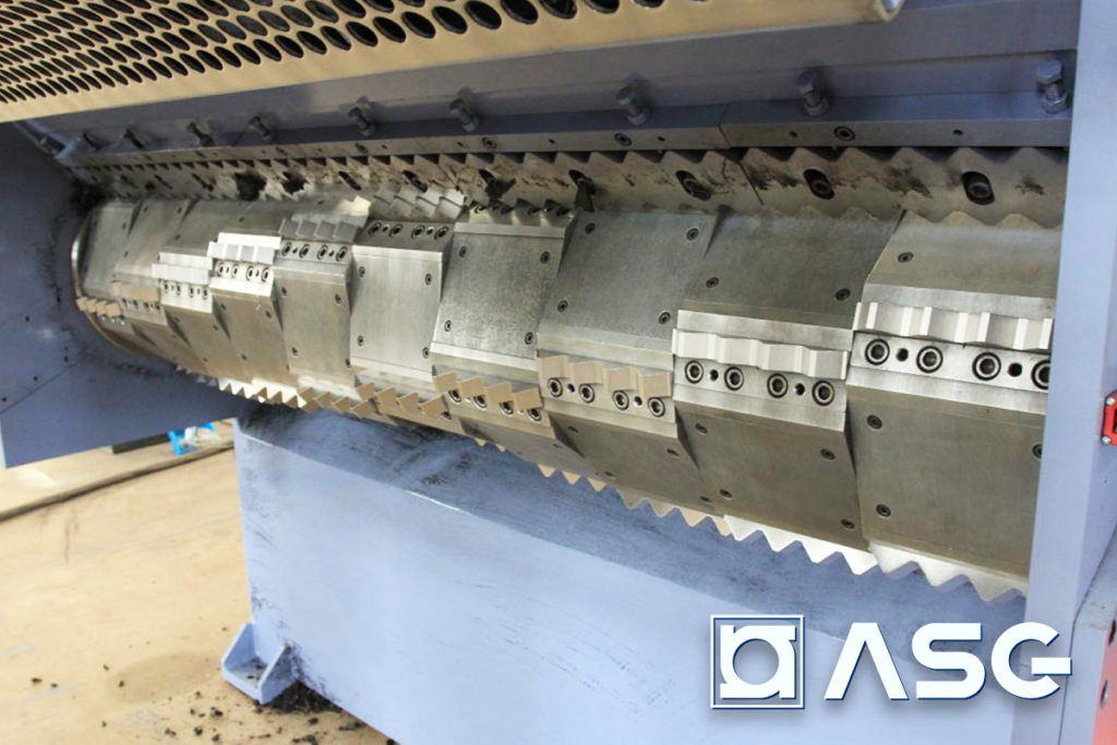 Plastic shredder for elastic plastics and rubbers - cutting chamber
