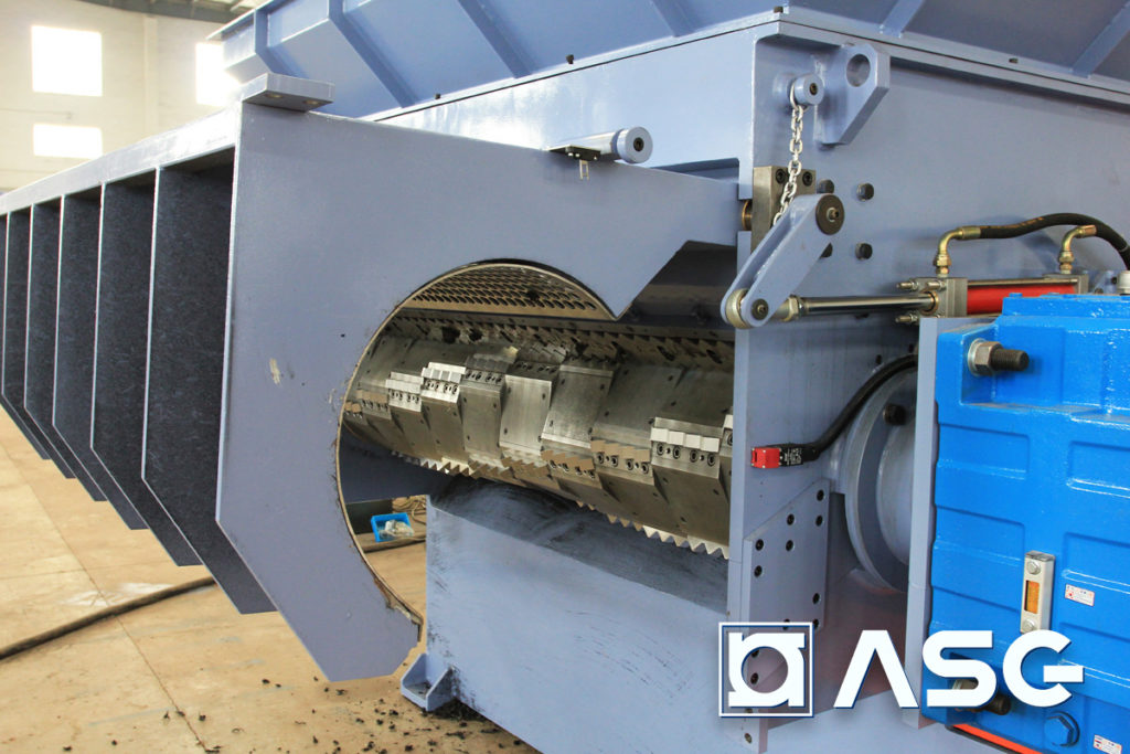 Plastic shredder for elastic plastics and rubbers - open 