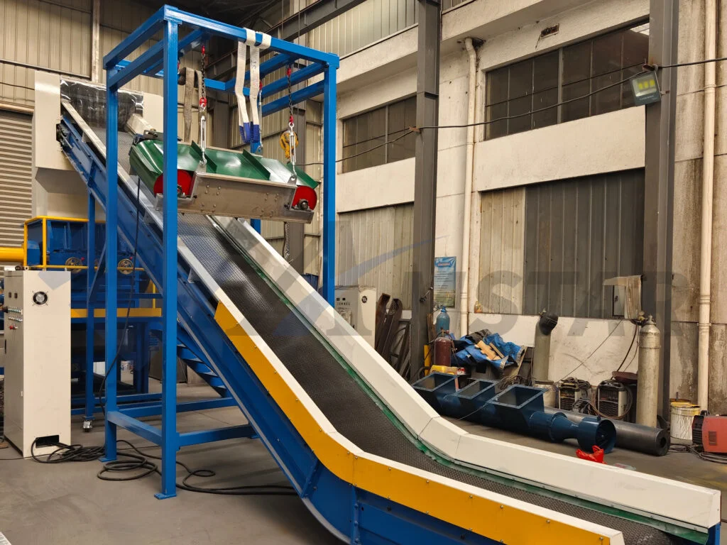 Industrial plastic granulator cutting chamber with rotor knives