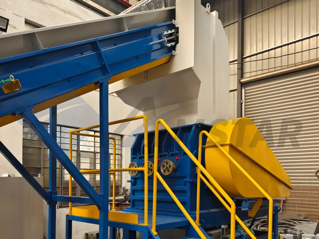 Granulator rotor and blade assembly for plastic size reduction