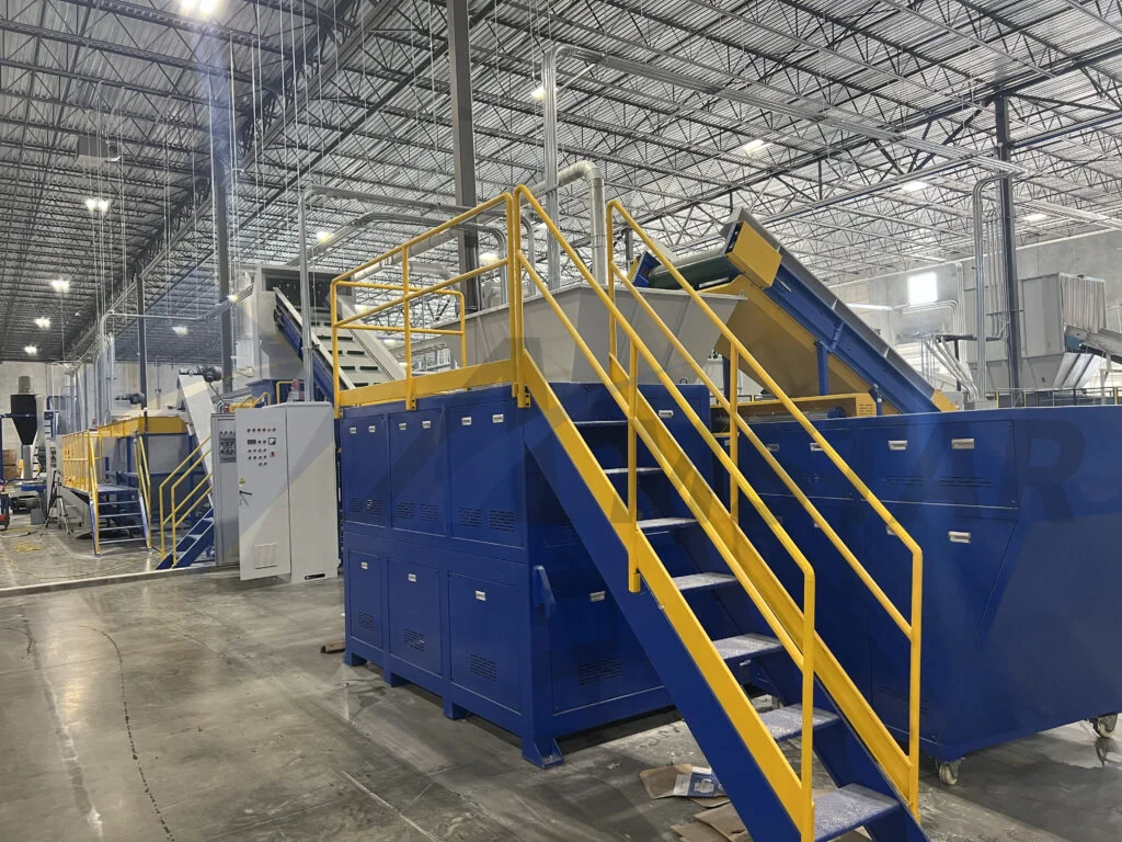 Single shaft plastic shredder processing bulky plastic waste