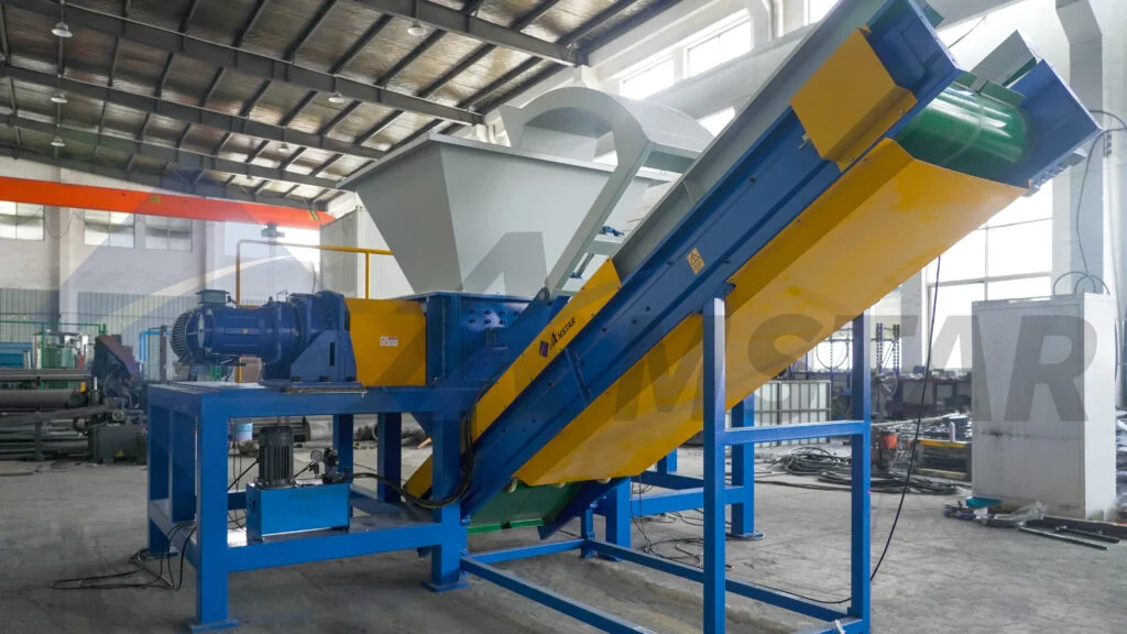 Double shaft shredder cutters tearing mixed plastic waste
