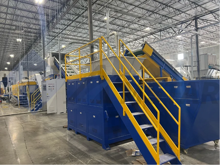 Single-shaft shredder with hydraulic pusher for plastics