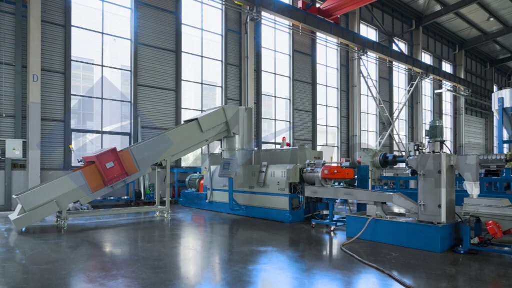 Single screw pelletizer extruding recycled plastic pellets