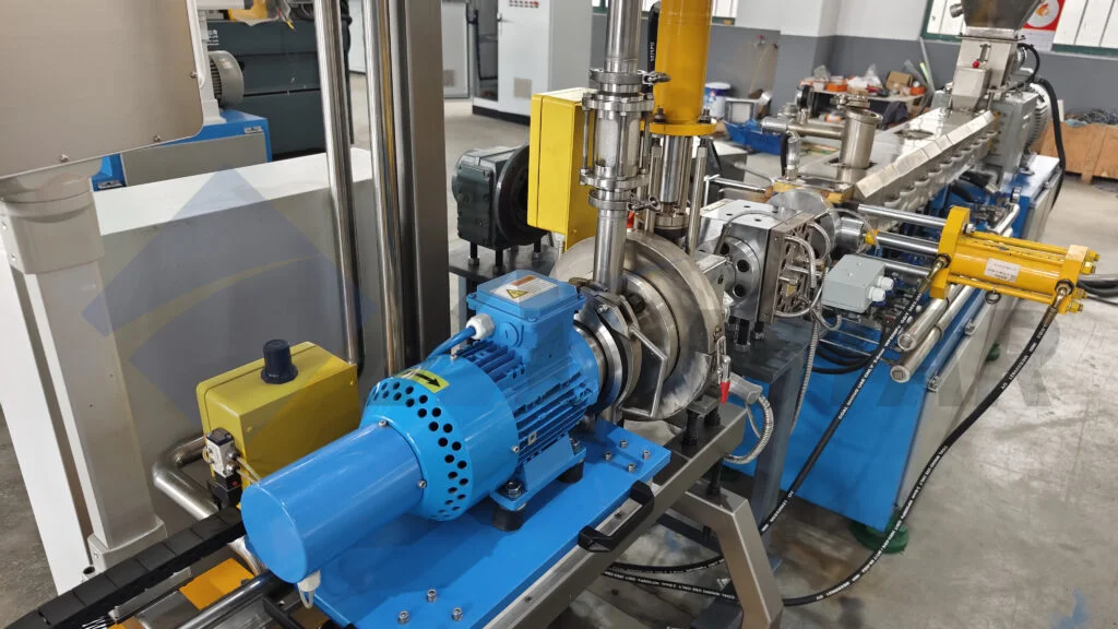 Single screw extruder barrel and screw for plastic pelletizing