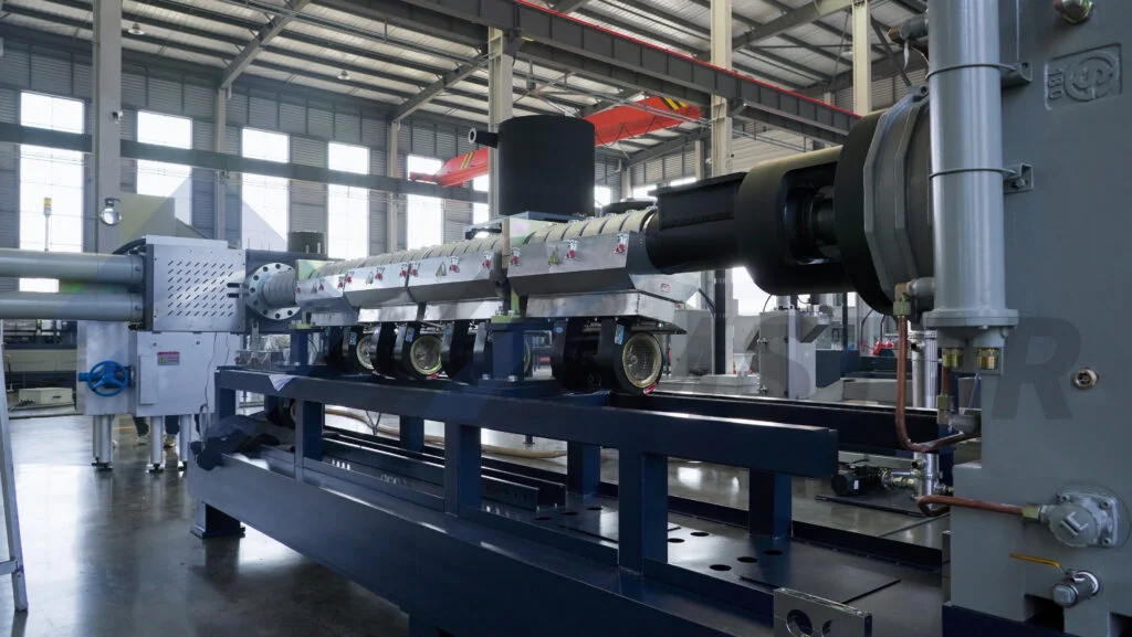 Twin screw pelletizer with intermeshing screws