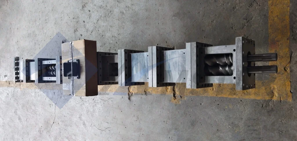 Pelletizing line die head producing plastic strands